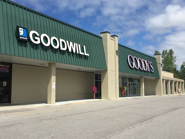 Town Plaza: 163 N Brindlee Mountain Pky, Arab, AL 35016